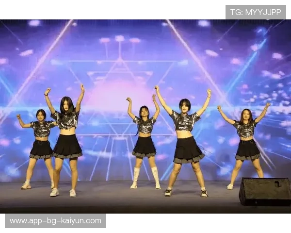 现代舞八打球赛，挥洒汗水与青春活力，现代舞八人舞蹈视频