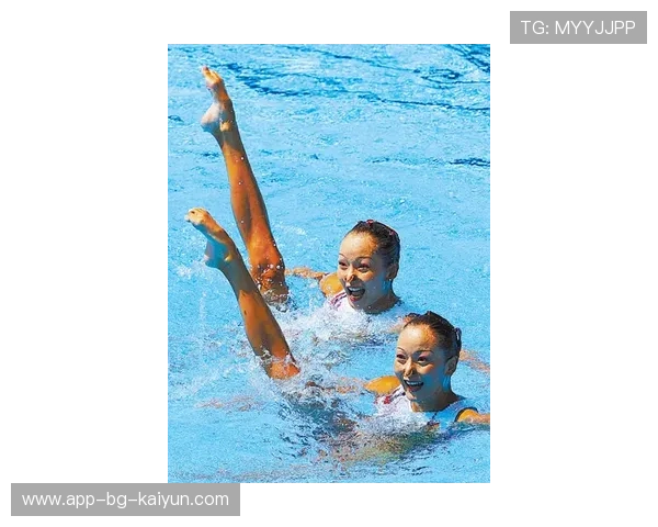 “世界游泳锦标赛新加坡：水上芭蕾选手成全场焦点”